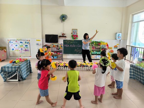 Đề tài: VĐTN BÀI   MÙA XUÂN CỦA BÉ . Lớp: 3-4 tuổi(3)
