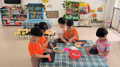 Đề tài: BÉ LÀM VÒNG HOA.Lớp: 3-4 tuổi(3)