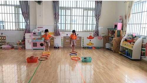 Đề tài: BẬT LIÊN TỤC VÀO VÒNG KẾT HỢP LĂN BÓNG.Lớp: 3-4 tuổi(2)