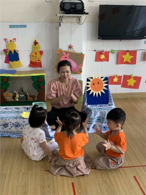 Dán Tia Nắng Cho Mặt Trời. Nhóm Nhà Trẻ ( 24 - 36 Tháng)
