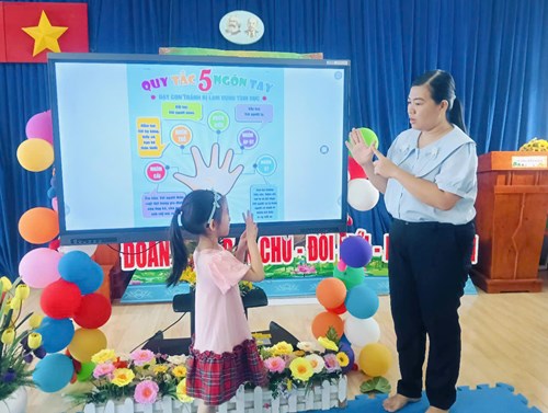 Hoạt động phát triển TCXH và giáo dục kỹ năng sống   Kỹ năng phòng chống bạo hành, xâm hại  - Lớp 5-6 tuổi(1)
