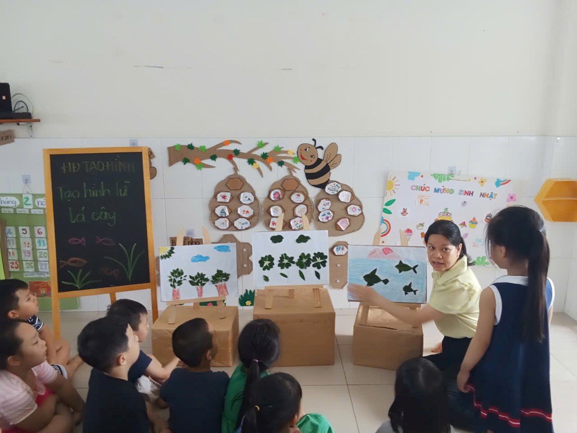 Hoạt động Tạo hình sáng tạo   Làm tranh từ lá cây  - Lớp 5-6 tuổi(2)