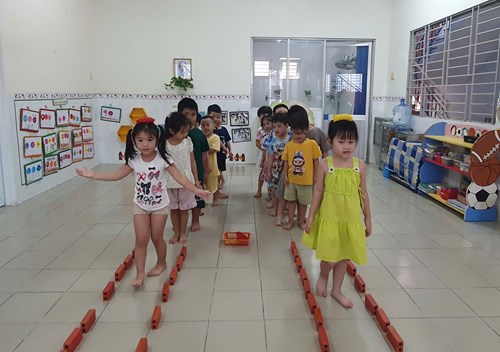 Lĩnh vực phát triển thể chất.
Đề tài :  Đi trong đường hẹp đầu đội túi cát.  - Lớp 4-5 tuổi (2)