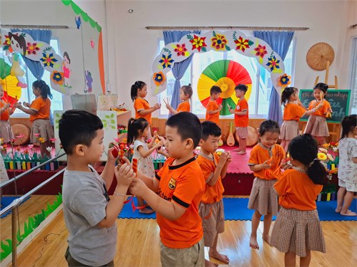VDTN: Vỗ theo nhịp  Em yêu cây xanh - Lớp 4-5 tuổi (1)
