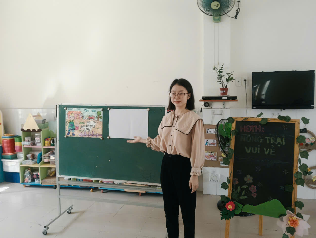 Hoạt động Tạo hình   Vẽ tranh Nông trại vui vẻ  - Lớp 5-6 tuổi(1)