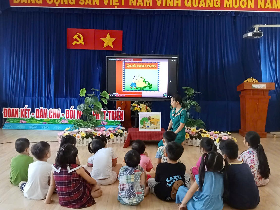 Hoạt động Kể chuyện  Qủa bầu tiên  - Lớp 5-6 tuổi(2)