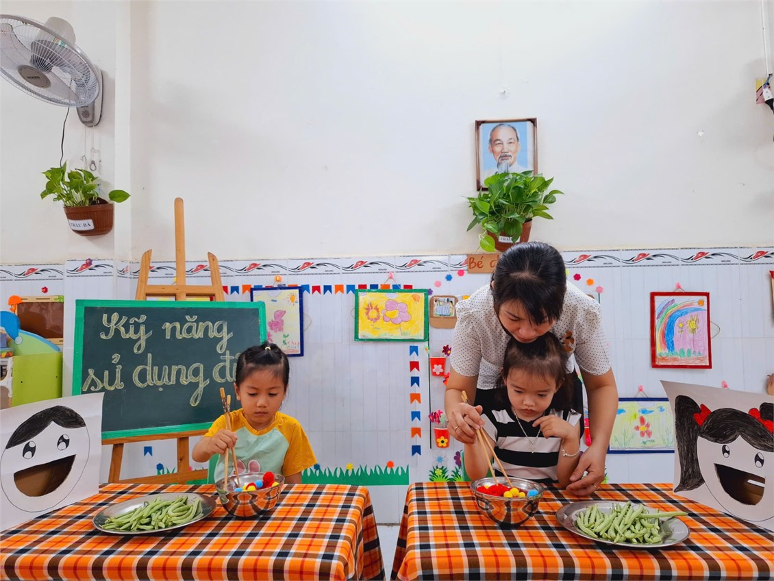 Kỹ năng sử dụng đũa - Lớp 4-5 tuổi (1)