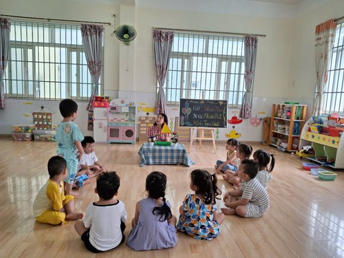 Đề tài: NHẬN BIẾT HÌNH TAM GIÁC. Lớp: 3-4 tuổi(2)
