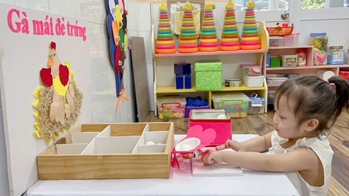 Trò chơi: Gà Mái Đẻ Trứng. Nhóm Nhà Trẻ 24 - 36 Tháng