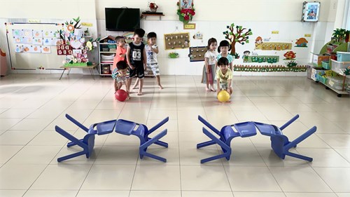 Đề tài: LĂN BÓNG VÀO GÔN. Lớp: 3-4 tuổi(3)