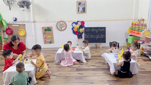 Đề Tài: Bé Cho Gà Ăn . Nhóm Nhà Trẻ 24 - 36 Tháng