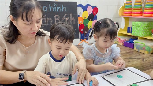 Đề tài: Bé Nặn Bánh. Nhóm 24 - 36 tháng
