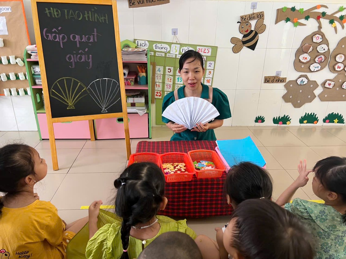 Hoạt động Tạo hình   Gấp quạt giấy  - Lớp 5-6 tuổi(2)