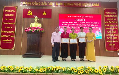 Khen thưởng 3 đồng chí đảng viên  Hoàn thành xuất sắc nhiệm vụ năm 2024 