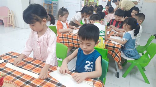 PTTM: Gấp quạt _ Lớp 4-5 tuổi (1)