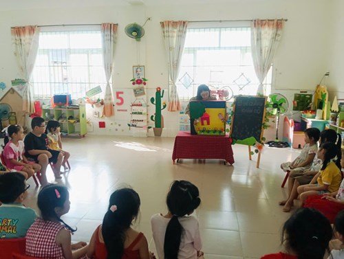 Hoạt động Kể chuyện   Cô bé quàng khăn đỏ  - Lớp 5-6 tuổi(1)