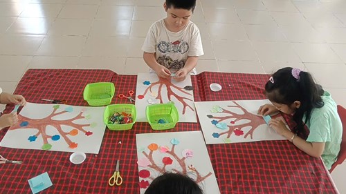 Hoạt động Tạo hình   Cắt, dán hoa giấy  - Lớp 5-6 tuổi(1)