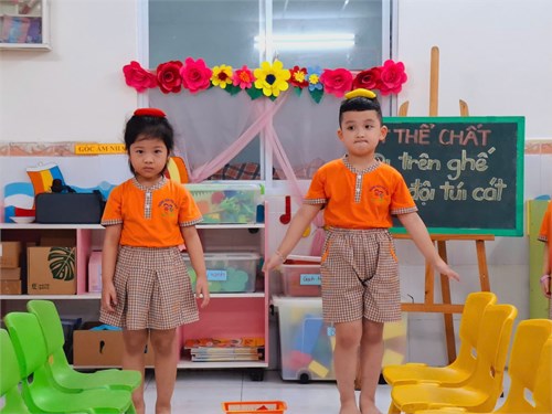 PTTC: Đi trên ghế đầu đội túi cát- Lớp 4-5 tuổi (1)