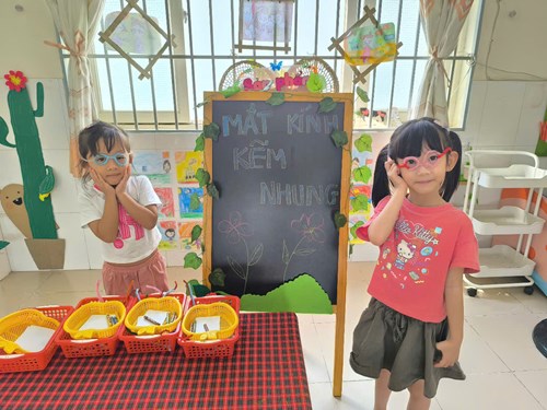 Hoạt động Steam   Mắt kính kẽm nhung  - Lớp 5-6 tuổi(1)