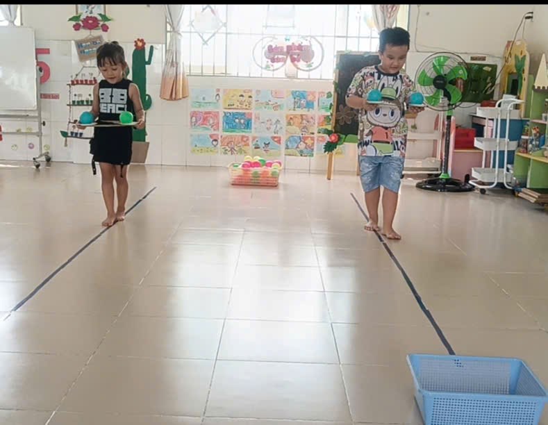 TCVĐ   Đi trên đường thẳng và giữ thăng bằng  - Lớp 5-6 tuổi(1)
