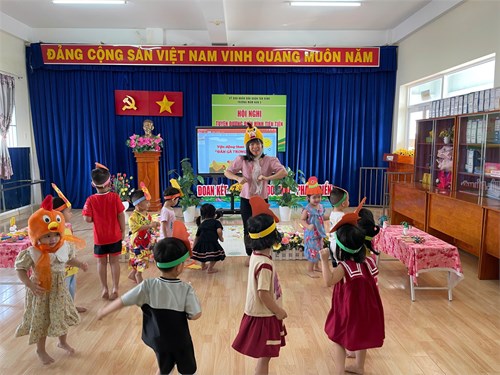 Đề tài: VĐTN   ĐÀN GÀ TRONG SÂN . Lớp: 3-4 tuổi(3)
