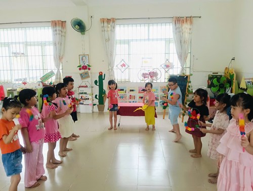 Hoạt động VĐTN bài   Em đi qua ngã tư đường phố  - Lớp 5-6 tuổi(1)