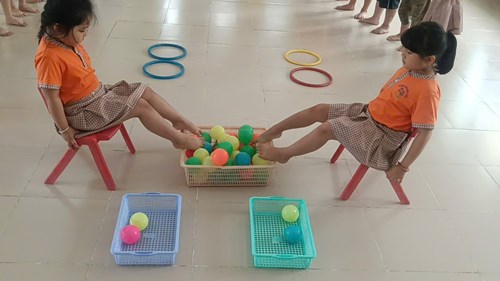 Trò chơi vận động   Chuyền bóng bằng chân  - Lớp 5-6 tuổi(1)