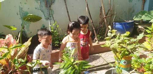 Bé Vui Chơi Ngoài Trời. Nhóm Nhà Trẻ 24 - 36 Tháng