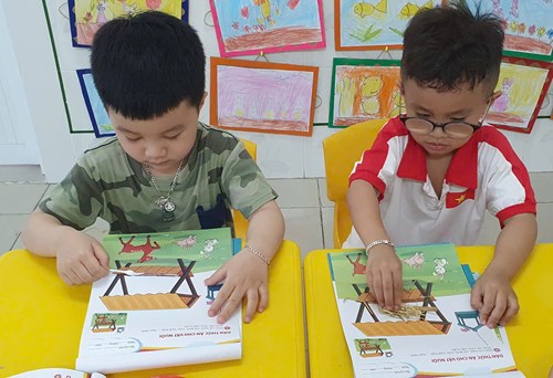 Hoạt động chiều: Bé dán thức ăn cho con vật nuôi.- Lớp 4-5 tuổi (2)