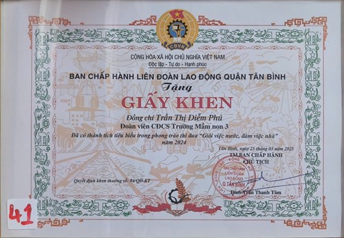 Đồng chí  Trần Thị Diễm Phú đoàn viên  CĐCS trường Mầm non 3 vinh dự nhận tuyên dương gương cá nhân điển hình trong phong trào thi đua “Giỏi việc nước, Đảm việc nhà” năm 2024