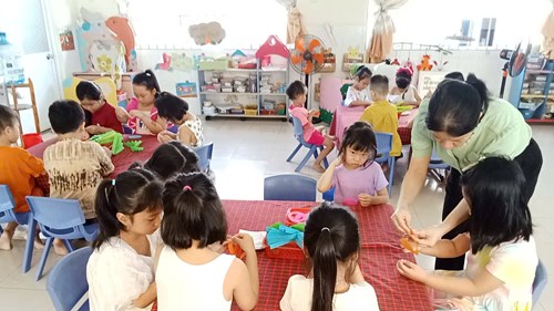 Hoạt động Tạo hình   Làm bó hoa tặng bà, tặng mẹ  - Lớp 5-6 tuổi(2)