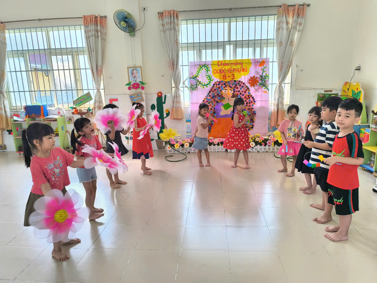 Hoạt động VĐMH bài   Bông hoa mừng cô  - Lớp 5-6 tuổi(1)