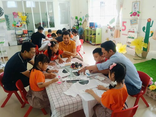 Hoạt động phối kết hợp cùng phụ huynh   Yêu thương dành tặng mẹ  - Lớp 5-6 tuổi(1)
