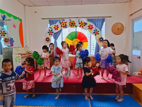 PTTM: Vận động theo nhạc   Món quà tặng cô  - Lớp 4-5 tuổi (1)
