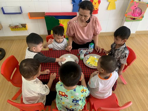 Hoạt Động Khám Phá   Sữa Ma Thuật . Nhóm Nhà Trẻ 24 - 36 Tháng