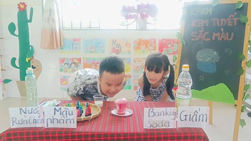 Hoạt động KPKH   Kem tuyết sắc màu -Lớp 5-6 tuổi(1)