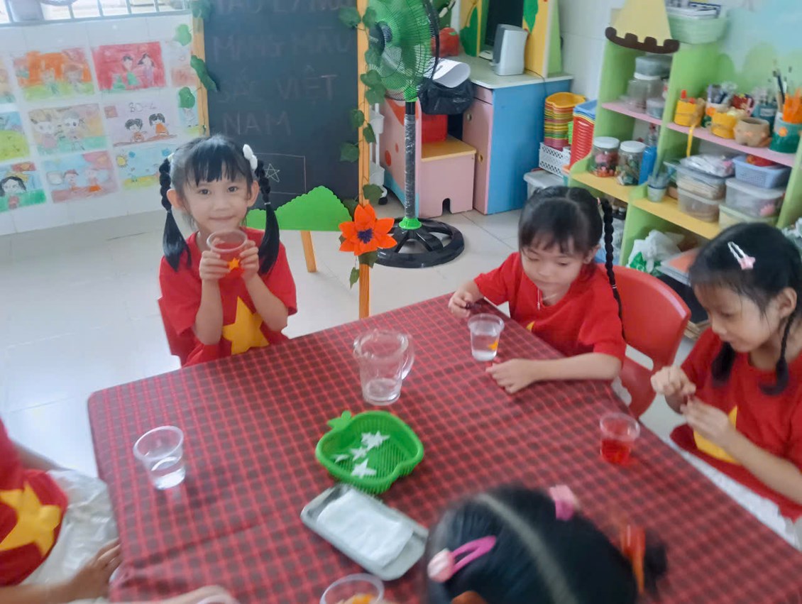 Hoạt động trải nghiệm   Bé tạo ly nước mang màu sắc Việt Nam  - Lớp 5-6 tuổi(1)