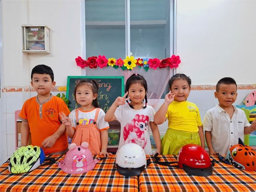 Kỹ năng Đội mũ bảo hiểm - Lớp 4-5 tuổi (1)