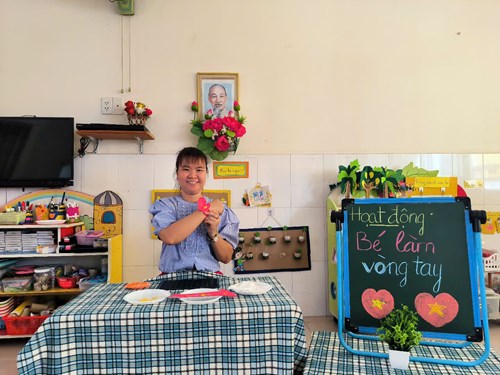 Đề tài: BÉ LÀM VÒNG TAY. Lớp: 3-4 tuổi(3)