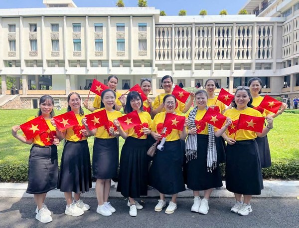 Hoạt động về nguồn tại Dinh Độc lập nhằm ôn lại lịch sử hào hùng của nhân dân ta kỷ niệm 50 năm ngày Giải phóng miền Nam thống nhất đất nước (30/4/1974-30/4/2025)