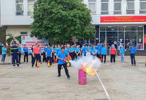 CĐCS Trường Mầm non 3 đã tham gia buổi tập huấn công tác phòng, cháy chữa cháy và cứu hộ cứu nạn