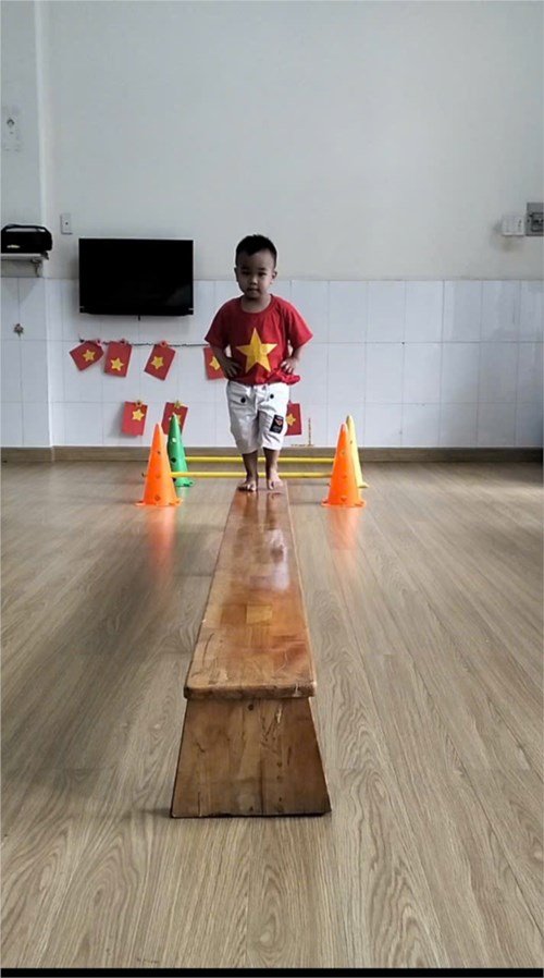 Vận động: Bước qua Chướng Ngại Vật - Đi Trên Ghế Băng. Nhóm Nhà trẻ 24-36 tháng