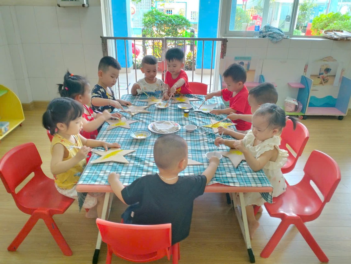 Đề tài: Tô Màu Ngôi Sao. Nhóm Nhà trẻ 24 - 36 tháng