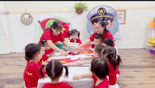 Hoạt động khảm tranh cùng cô. Nhóm Nhà trẻ 24 - 36 Tháng