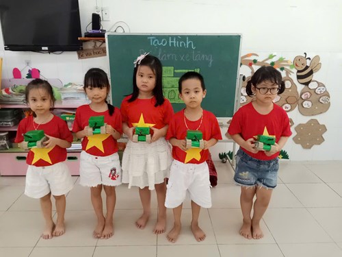 Hoạt động Tạo hình  Bé làm xe tăng từ lõi giấy  - Lớp 5-6 tuổi(2)