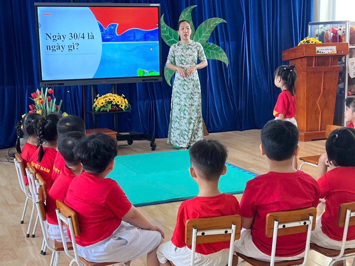 Hoạt động   Bé tìm hiểu về ngày 30/4/1975  - Lớp 5-6 tuổi(2)
