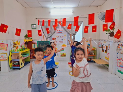 Trò chơi Chuyền ly _ Lớp 4-5 tuổi (1)
