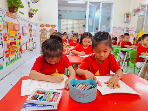 PTTM - Bé vẽ lá cờ Việt Nam - Lớp 4-5 tuổi (1)