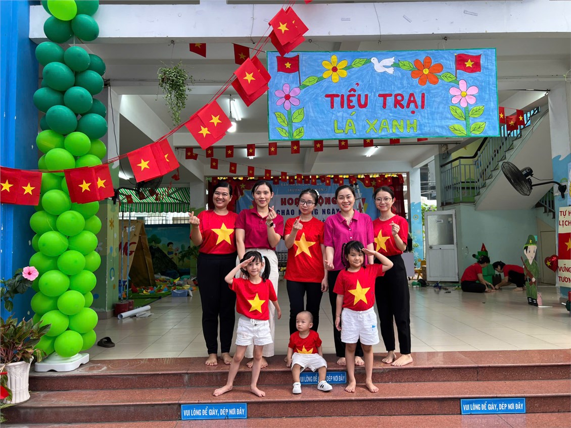 Hoạt động phối kết hợp với phụ huynh xây dựng lều trại bộ đội chào mừng kỷ niệm 50 năm ngày Gải phóng miền Nam thống nhất đất nước ( 30/4/1975 - 30/4/2025).