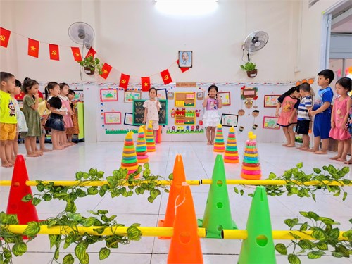 VĐ liên hoàn: Ném bóng vào đích - Lớp 4-5 tuổi (1)